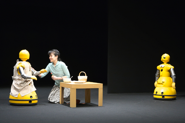 Robot-Human Theater: I, Worker. Photo by Tsukasa Aoki