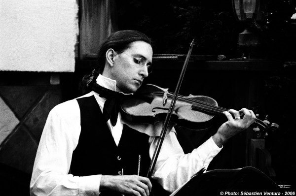 Olivier Brault, violinist. Photo from longhaircommunity.com
