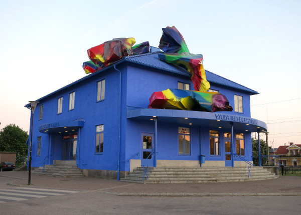 Katharina Grosse, "The Blue Orange." Station House, Vara, Sweden. Photo courtesy Studio Katharina Grosse